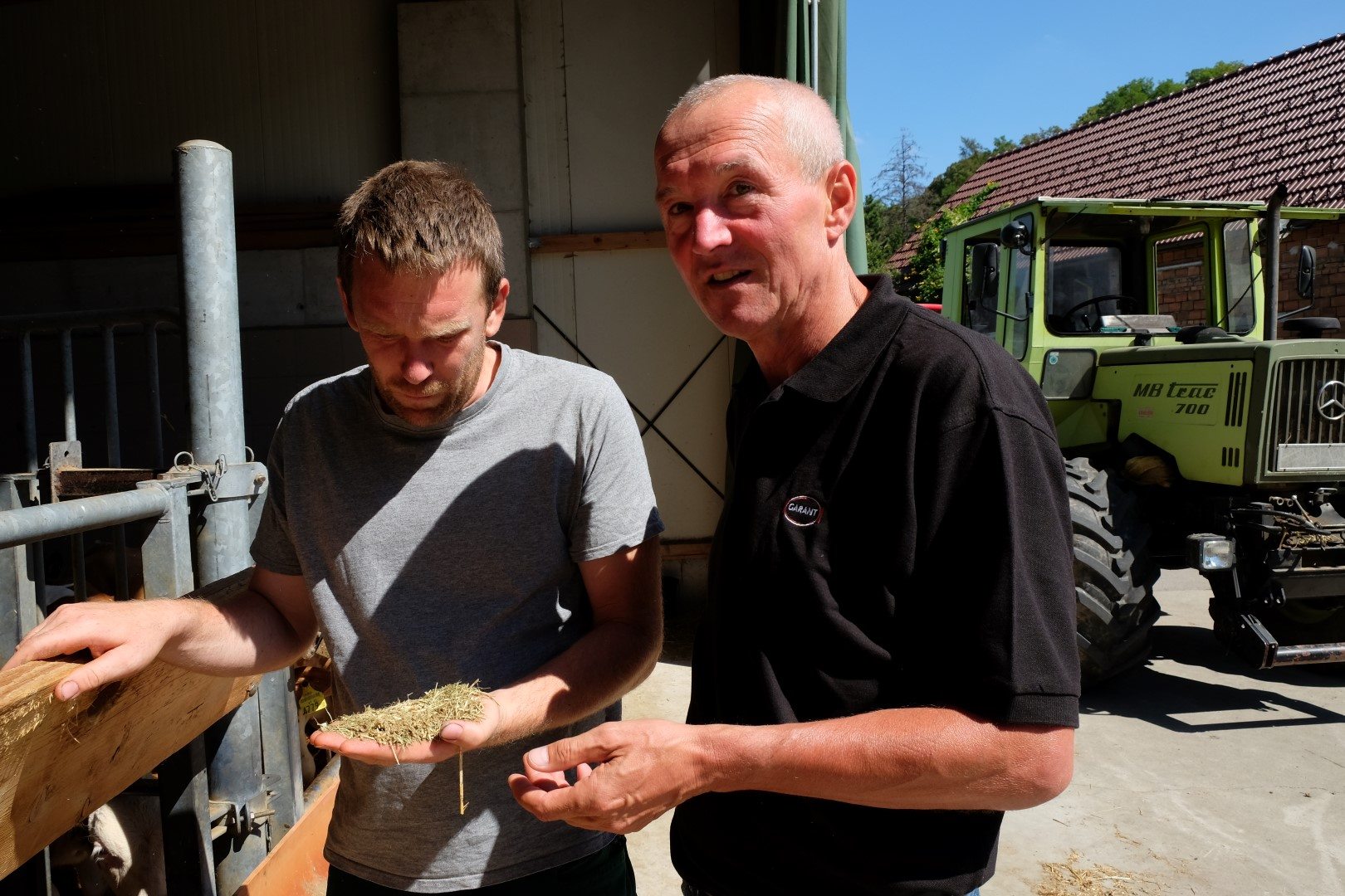 Der GARANT Fütterungsexperte Christian Strobl berät einen Landwirt zur richtigen Fütterung in der Kälberaufzucht.