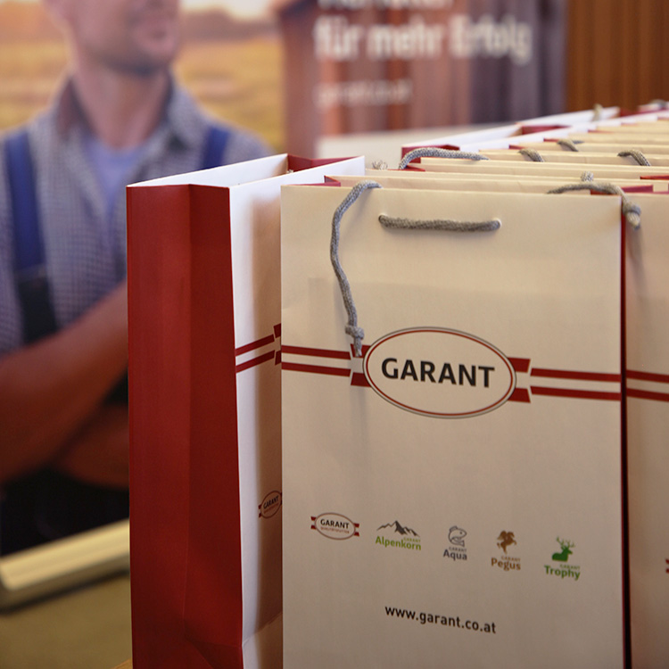 Überraschungssackerl für die Gäste_30 Jahre Garant Tiernahrung